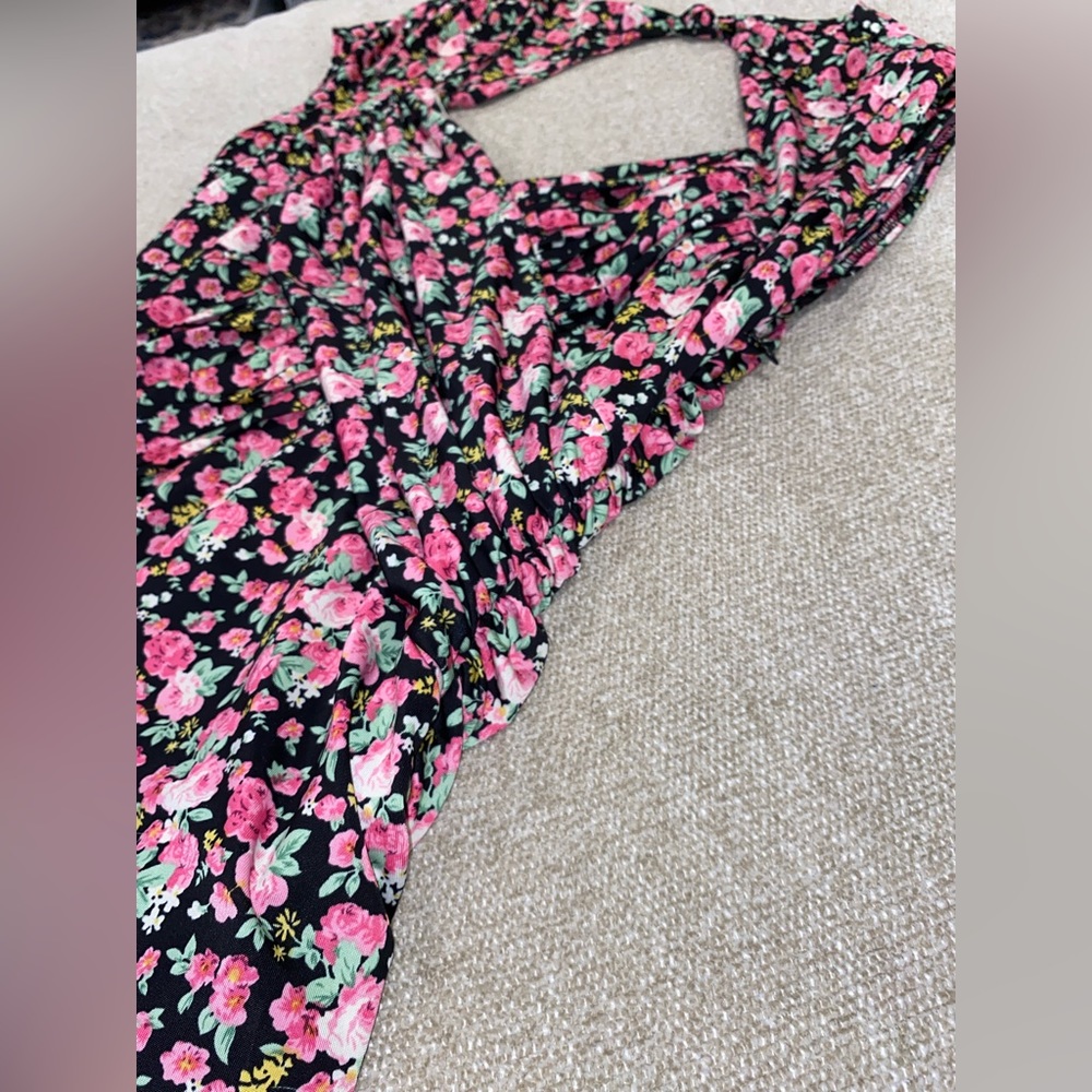 Ark & Co. bodycon, floral dress. Waist slimming.